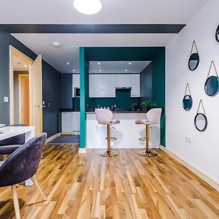 Spacious - Sleeps 9 아파트 맨체스터