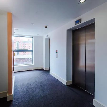 Spacious - Sleeps 9 맨체스터