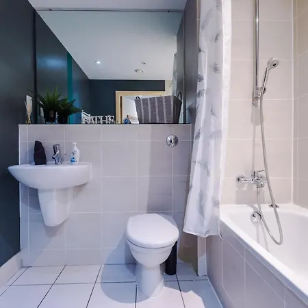 Spacious - Sleeps 9 맨체스터
