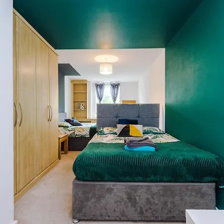 Spacious - Sleeps 9