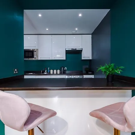 Spacious - Sleeps 9 맨체스터