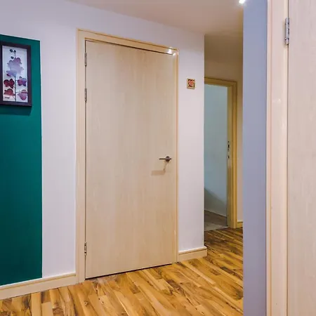 Spacious - Sleeps 9 * 맨체스터