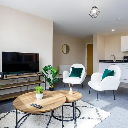 Bright And Modern 2 Bedroom *