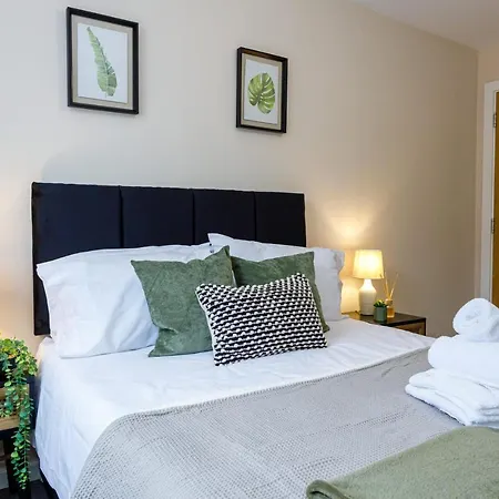 Bright And Modern 2 Bedroom *