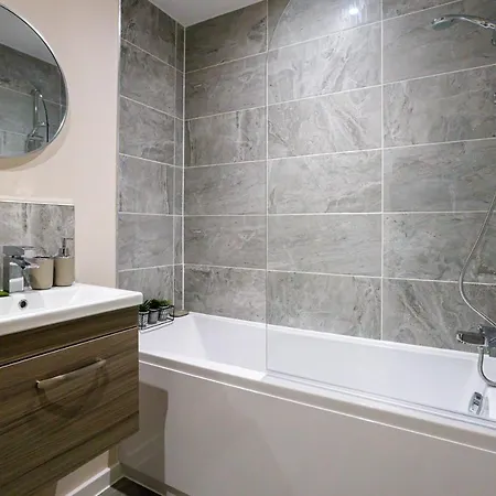 Bright And Modern 2 Bedroom Apartment