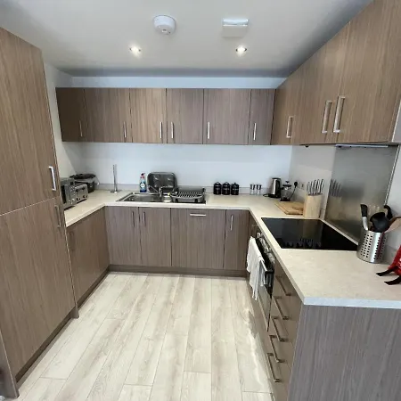 Apartment Superb 1 Bed - 3 Min To Tram - Free On Site Parking - Sleeps 3 *