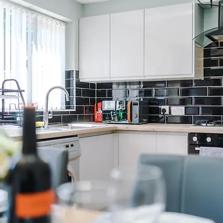 Feriehus Immaculate 4-Bed House In Manchester *