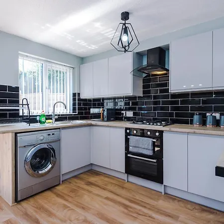 Immaculate 4-Bed House In Manchester Manchester