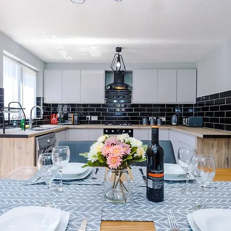 Feriehus Immaculate 4-Bed House In Manchester Manchester