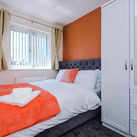 Feriehus Immaculate 4-Bed House In Manchester *