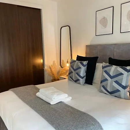 Luxury 1-Bed Apartment With Balcony & Free Parking For Business And Corporate Stays Manchester