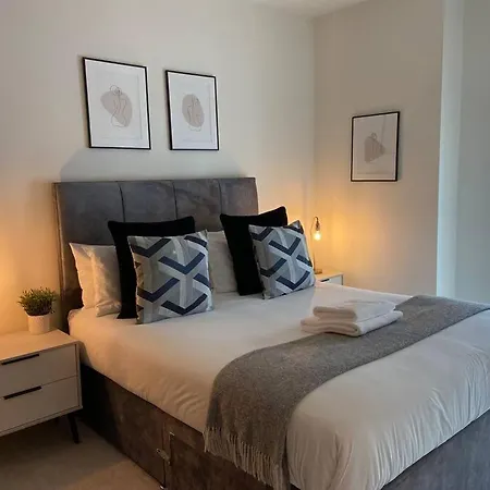 Luxury 1-Bed Apartment With Balcony & Free Parking For Business And Corporate Stays