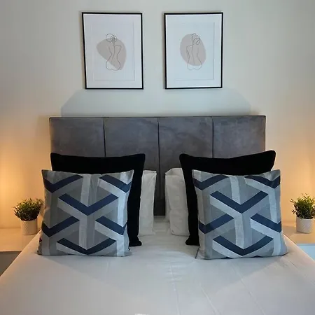 Luxury 1-Bed Apartment With Balcony & Free Parking For Business And Corporate Stays Apartment Manchester