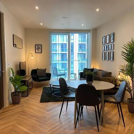 Luxury 1-Bed Apartment With Balcony & Free Parking For Business And Corporate Stays