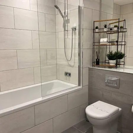 Luxury 1-Bed Apartment With Balcony & Free Parking For Business And Corporate Stays