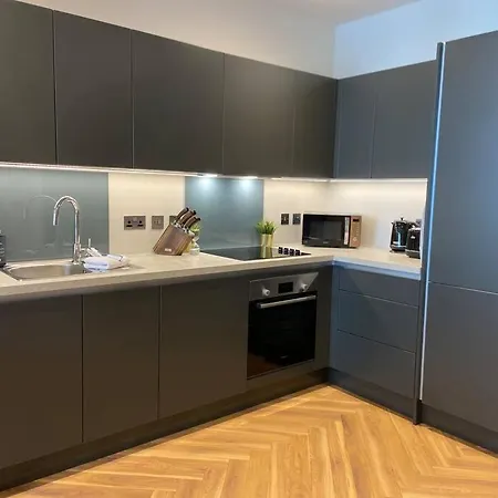 Luxury 1-Bed Apartment With Balcony & Free Parking For Business And Corporate Stays Lejlighed *