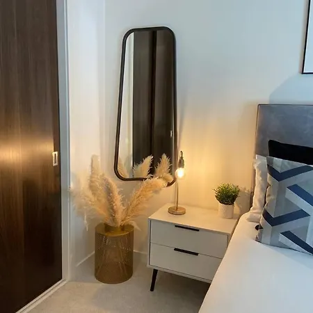 Lejlighed Luxury 1-Bed Apartment With Balcony & Free Parking For Business And Corporate Stays Manchester