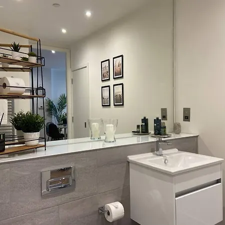 Luxury 1-Bed Apartment With Balcony & Free Parking For Business And Corporate Stays
