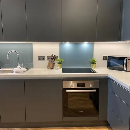 Lejlighed Luxury 1-Bed Apartment With Balcony & Free Parking For Business And Corporate Stays
