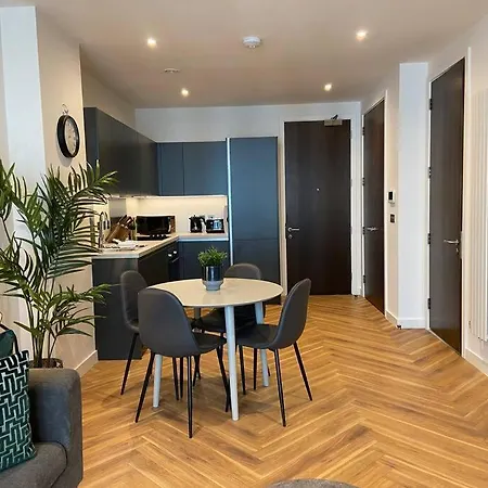 Luxury 1-Bed Apartment With Balcony & Free Parking For Business And Corporate Stays Apartment Manchester