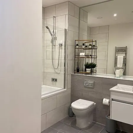 Luxury 1-Bed Apartment With Balcony & Free Parking For Business And Corporate Stays *