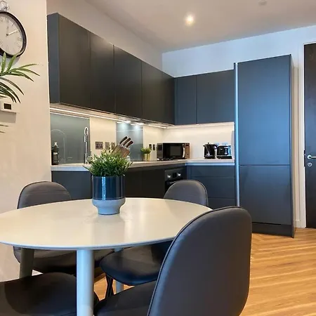 Lejlighed Luxury 1-Bed Apartment With Balcony & Free Parking For Business And Corporate Stays