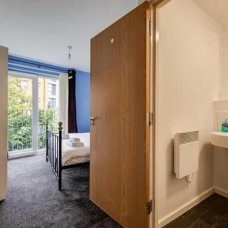 Comfy 2 Bedroom 2 Bath Apt Near Etihad 맨체스터