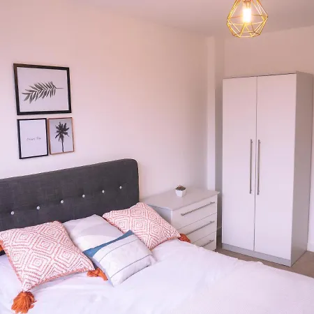 Modern Two Bed Near Stadium