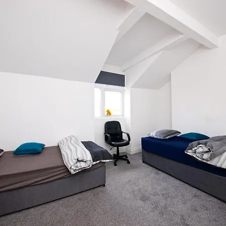 Entire Cheetham Hill House Манчестер