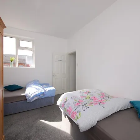 Проживание в семье Entire Cheetham Hill House Манчестер