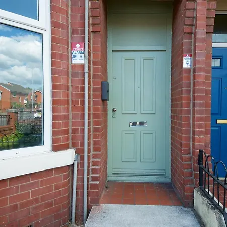 Entire Cheetham Hill House Проживание в семье