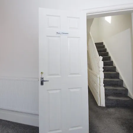 Entire Cheetham Hill House Проживание в семье *