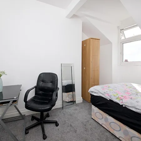 Проживание в семье Entire Cheetham Hill House *