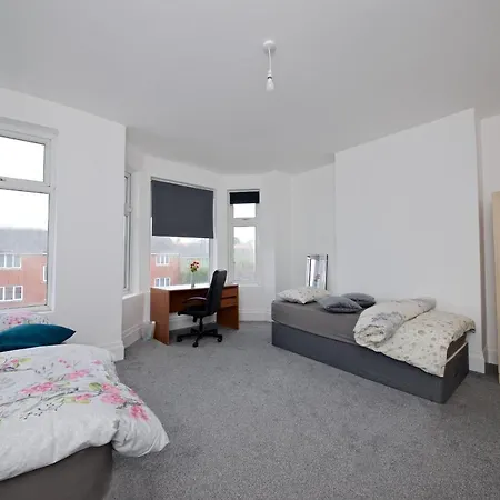 Entire Cheetham Hill House Проживание в семье Манчестер