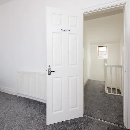 Entire Cheetham Hill House * Манчестер