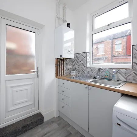 Проживание в семье Entire Cheetham Hill House Манчестер