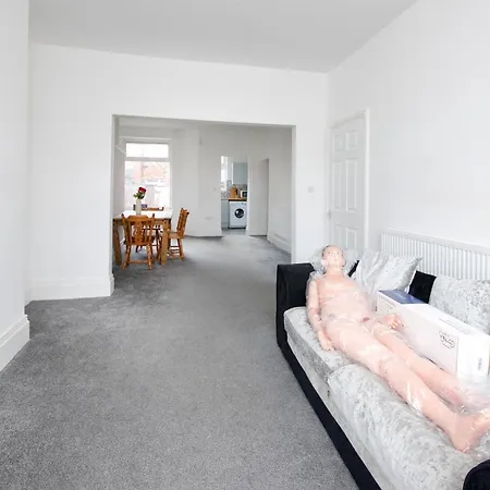 Entire Cheetham Hill House Проживание в семье *