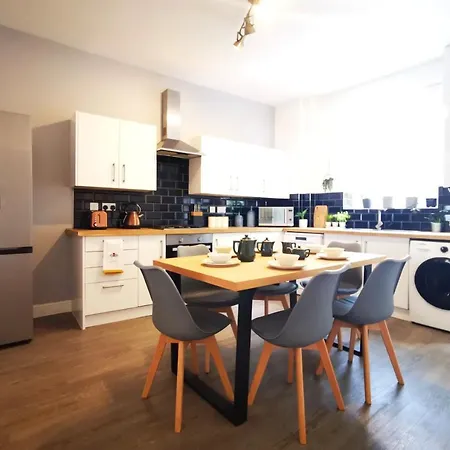 Tatil Evi Heyhoo The Mellor - Holiday Home With Free Parking - 5 Minutes Drive To Coop Live, Etihad Stadium & Manchester City Centre Manchester