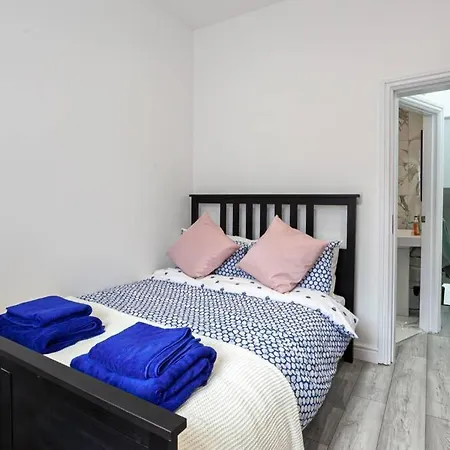 Six Bedroom Property In The Hub Of The City בית נופש *