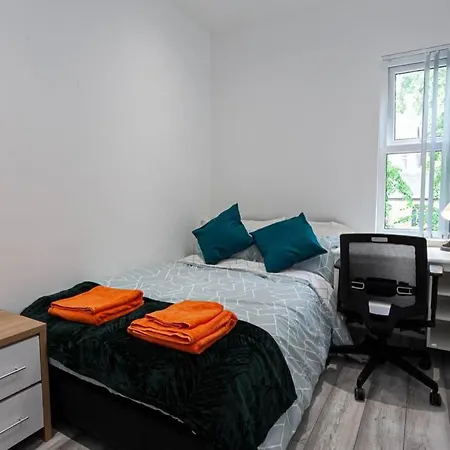 Six Bedroom Property In The Hub Of The City