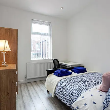Six Bedroom Property In The Hub Of The City *