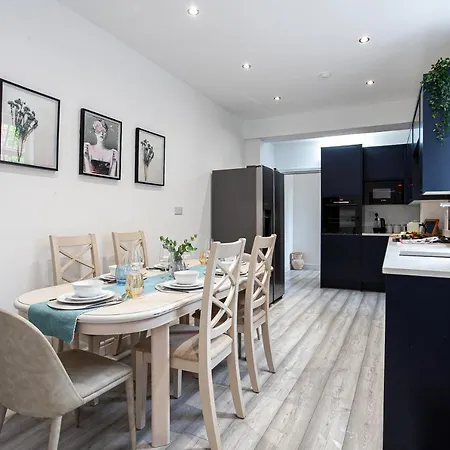 Six Bedroom Property In The Hub Of The City Holiday home Manchester