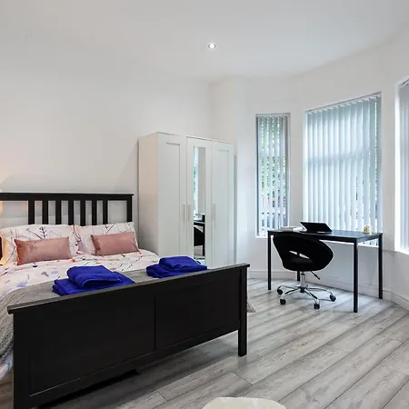 Six Bedroom Property In The Hub Of The City Holiday home *