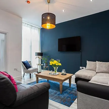 Six Bedroom Property In The Hub Of The City בית נופש *