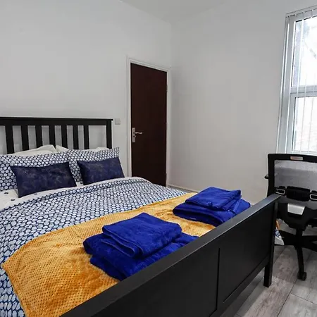Six Bedroom Property In The Hub Of The City *