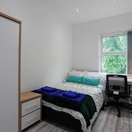 Six Bedroom Property In The Hub Of The City בית נופש