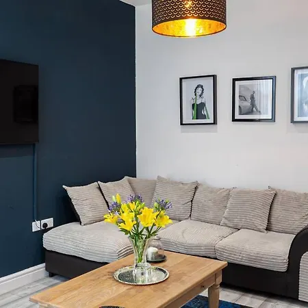 Six Bedroom Property In The Hub Of The City *