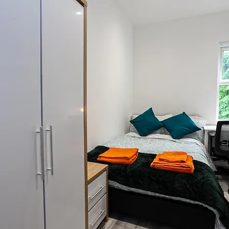 בית נופש Six Bedroom Property In The Hub Of The City