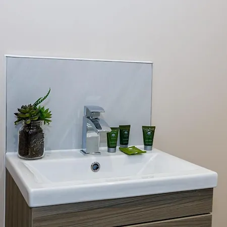 Modern And Stylish 1 Bedroom *