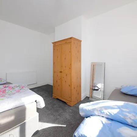 Entire Cheetham Hill House Проживание в семье Манчестер